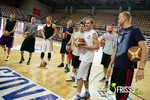 K�lm�n l�zas, a t�bbiek viszonylag rendben vannak. A Falco g�zer�vel k�sz�l a Szolnok elleni megm�rettet�sre. A f�rfi kos�rlabda bajnoks�g els�, d�nt�s m�rk�z�se p�nteken 18 �rakor lesz az Ar�na Savari�ban. A szombathelyi fi�k edz�s�n j�rtunk.

