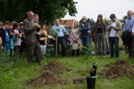 B�v�lt a Vasi Skanzen t�nd�rkertje.  A rem�nyek szerint ak�r n�h�ny �ven bel�l term�st is hozhatnak a f�k.  A fa�ltet�k k�z�tt volt dr. Pusk�s Tivadar polg�rmester, Laz�ry Viktor alpolg�rmester, Popovicsn� dr. Tisza Edit, a vasi korm�nyhivatal igazgat�ja, de r�szt vett az esem�nyen m�sok mellett Szarvas J�zsef sz�nm�v�sz is. Tekintse meg k�pgal�ri�nkat! 