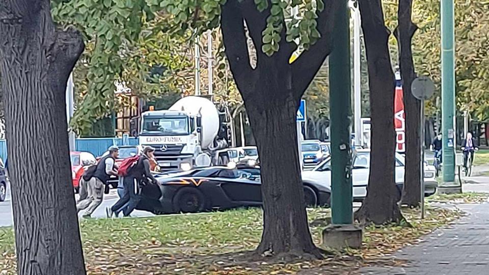 Hihetetlen jelenetek Szegeden, gyerekek toltak be egy szzmillis Lamborghinit - vide