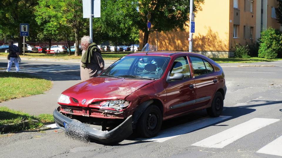 Egy Renault s egy teheraut tkztt a Szent Gellrt-Kroly Rbert utck keresztezdsnl 