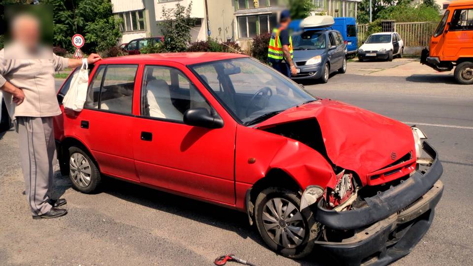 Mikrobusz s Suzuki tkztt a Sptei ton