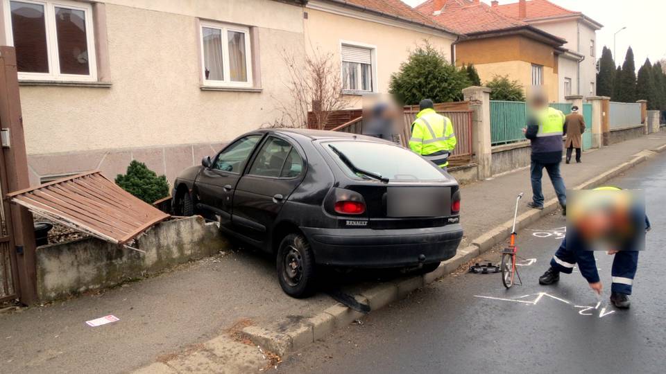 Kertsnek hajtott egy Renault a Hunyadi ton