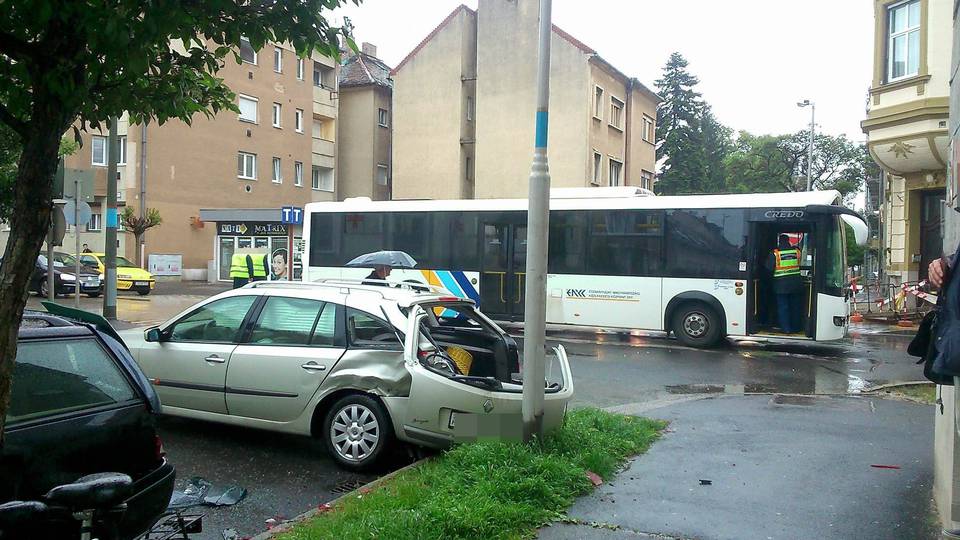 Busszal tkztt egy Renault a Wesselnyi-Szelestey keresztezdsben 