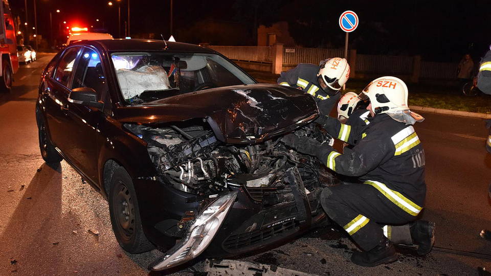 Teljes sebessggel hajtott neki az ll Toyotnak a Fordos a 11-es Huszr ton