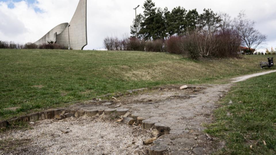 Emlkm-domb: kedvenc pihenhelynk romokban vrja a tavaszt (kpgalria)