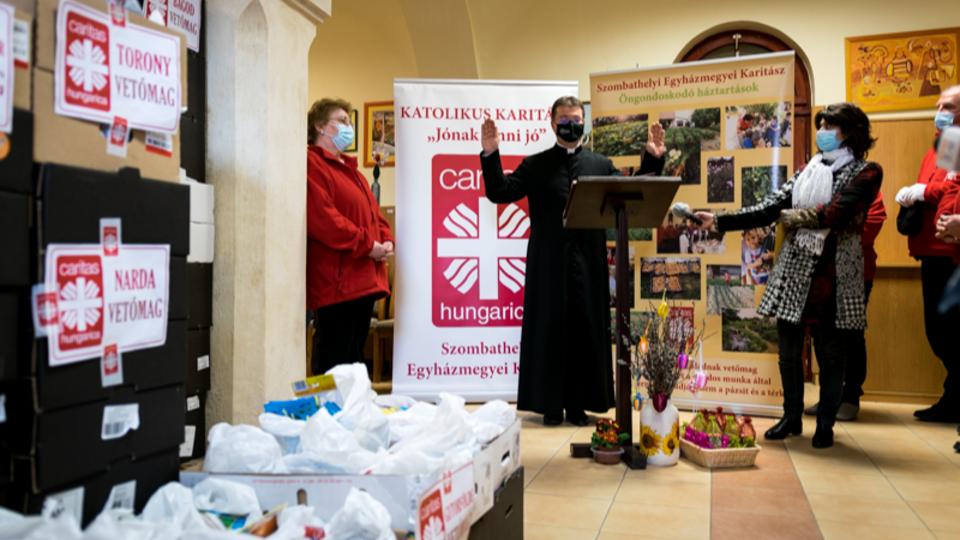 Nagybjti lemonds s segts: Lakbrt ptol ki, vetmagot oszt, lelmiszert gyjt a Karitsz (kpgalria)