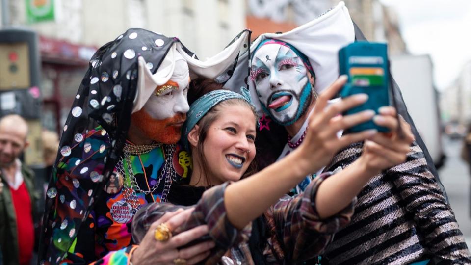 Leszbikusok, transzok s muszlimok estek egymsnak a francia Pride-felvonulson