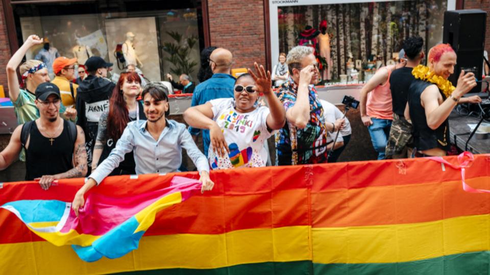 Kt melegfelvonuls lesz idn Prizsban, rendeznek bevndorl-Pride-ot is