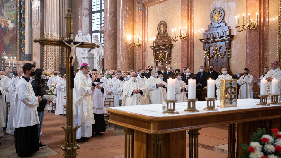 Szentmise Szent Mrton tiszteletre a szombathelyi szkesegyhzban 