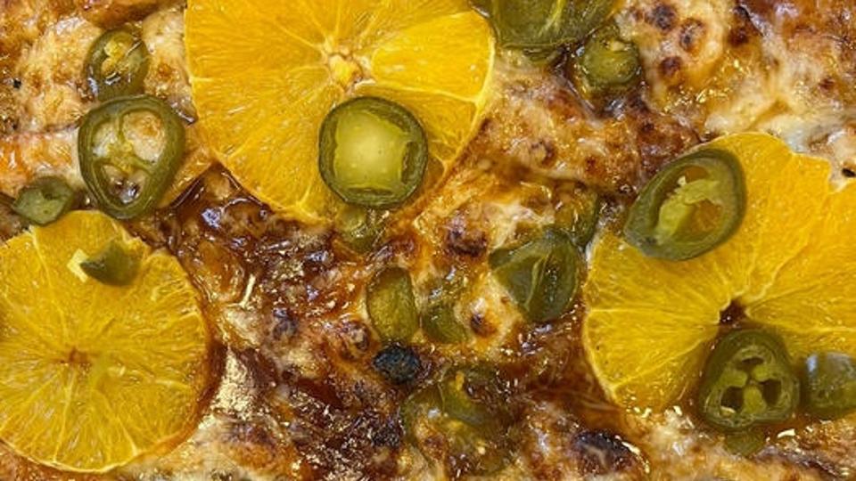 Megrkezett az Orbn Viktor-os pizza! – narancskarikk, jalapeno paprika, BBQ, mzes alap, csirkemell cskok, sajt