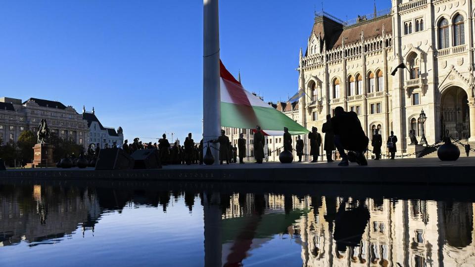 Nemzeti gysznap - Felvontk, majd flrbcra engedtk a nemzeti lobogt az Orszghz eltt