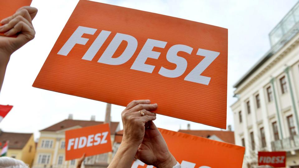 A Fidesz tmogatottsga vltozatlan, az ellenzki oldalon hrom prt jutna nllan a parlamentbe