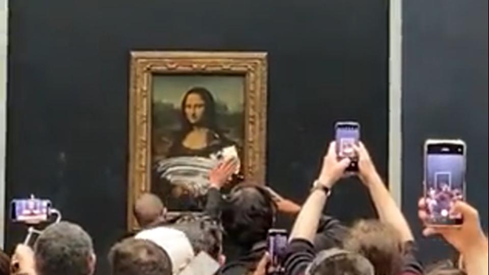 Tortt vgott a Mona Lishoz egy nnek ltztt parks frfi a Louvre-ban (vide)