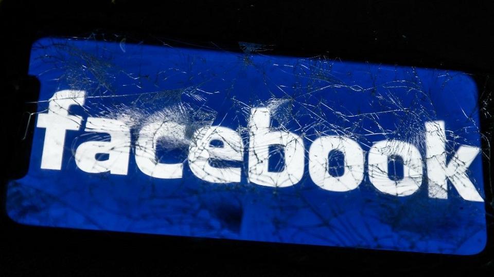 Meghibsodott a Facebook: minden ok nlkl letiltja felhasznlit