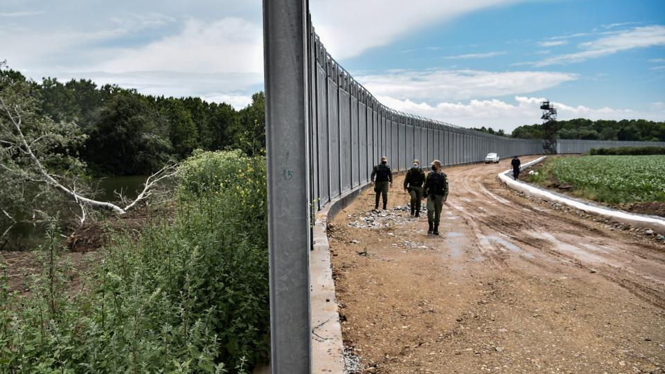 Szgesdrttal s fallal vrjk a grgk az afgn meneklteket