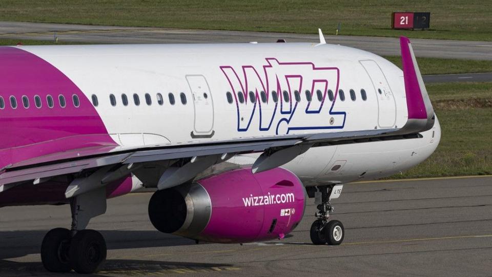 Megszlalt a Wizz Air a reptren hagyott 14 ves fi esetrl