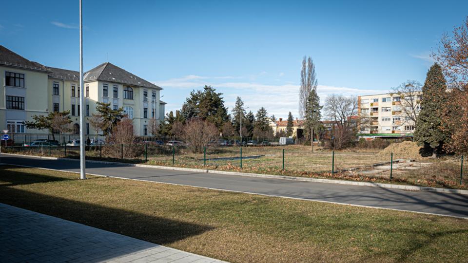 Hende Csabt nem cfoltk - Nemnyk tnyleg nem akarnak parkolt a krhznl?