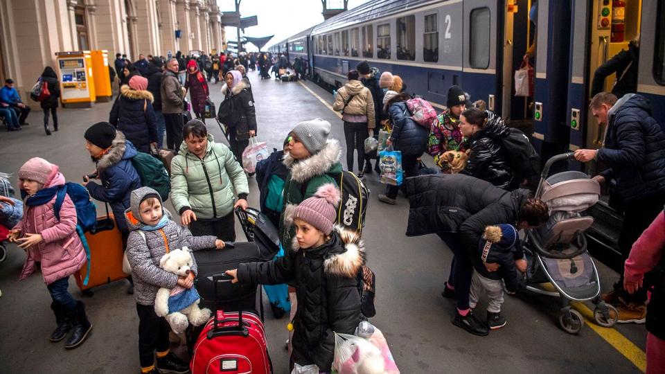 Ukrajnai meneklt gyerekek kszntik az desanyjukat