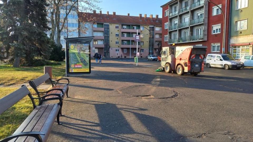 Kpet posztolt az hen Gyula tr egyik teli kukjrl, reggel gy takartottk a kzterletet