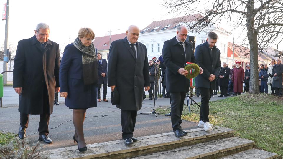 Ne rje tbbet hbor vrosunkat!