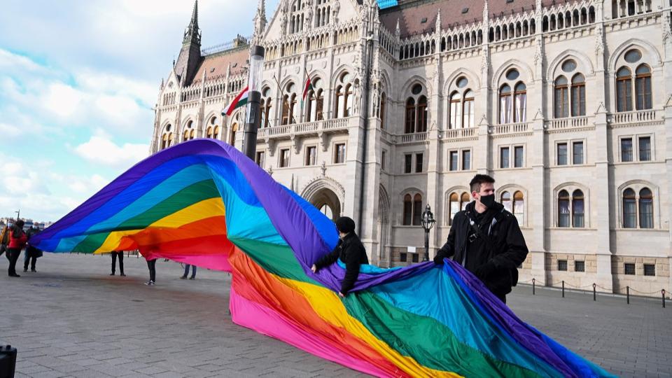 Trvnyben tiltan meg szivrvnyos zszl kzpletre helyezst a Mi Haznk