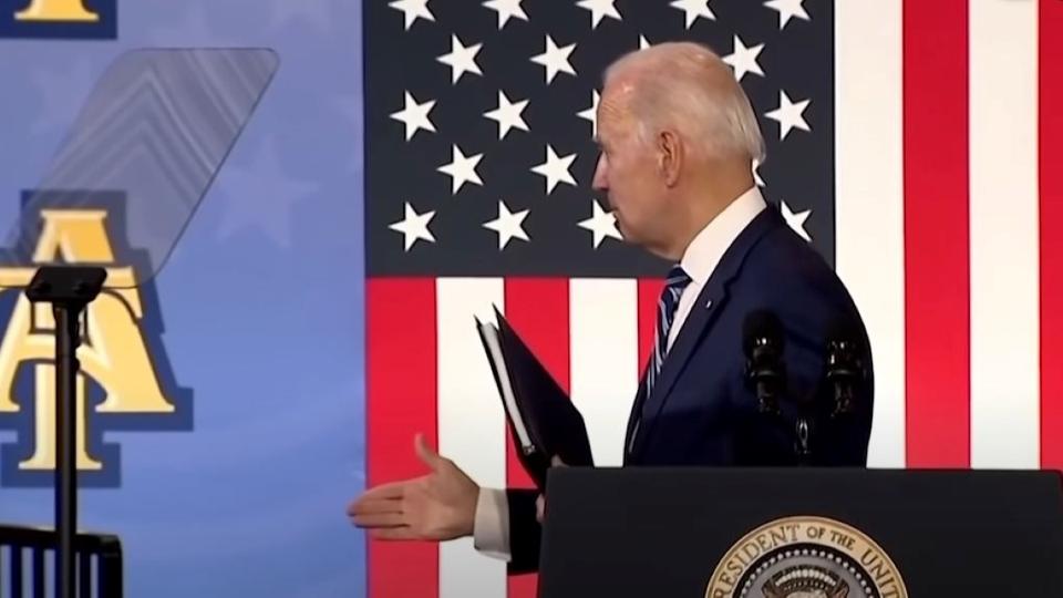 Joe Biden kezet nyjtott a lthatatlan embernek