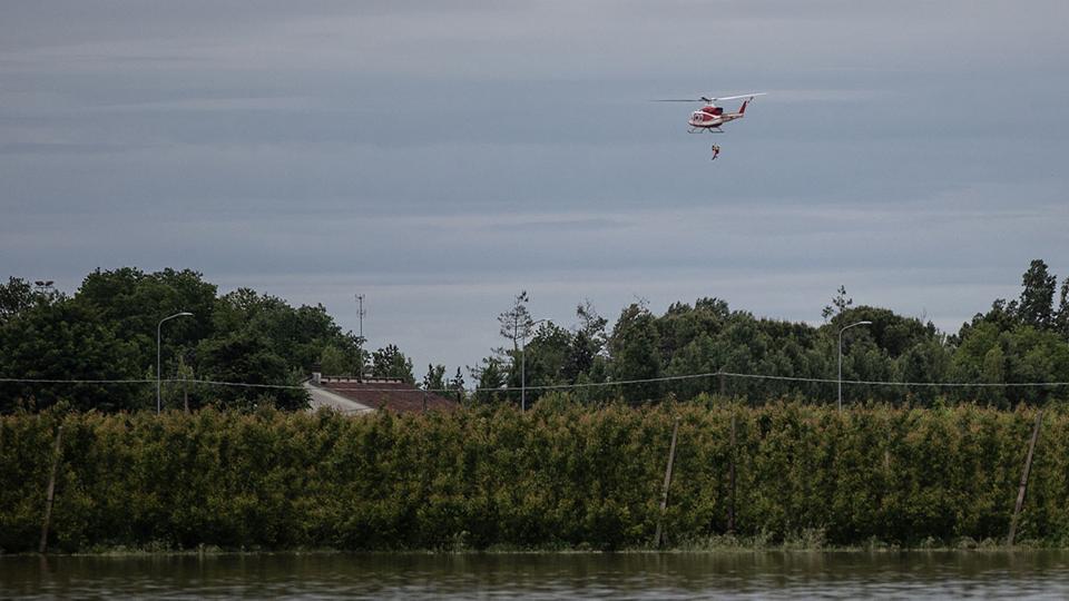 Lezuhant egy helikopter az szak-olaszorszgi radsok miatti mentakciban
