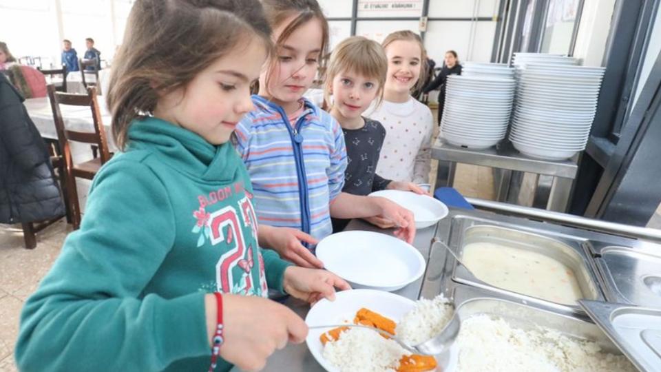 Nemzetiszn pr s hsvti stemny: svdasztal a szombathelyi iskolai menzn