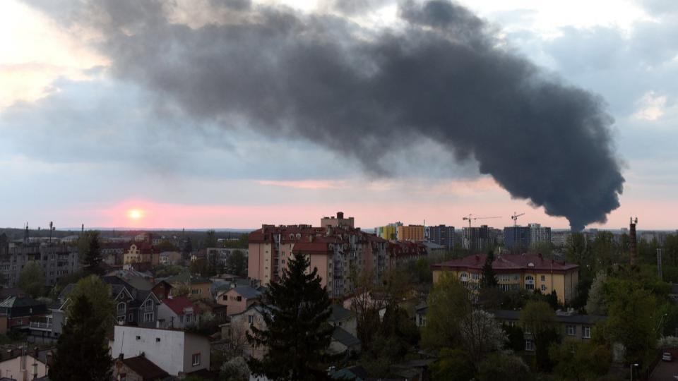 Ukrn fegyverraktrakra mrtek csapsokat az oroszok