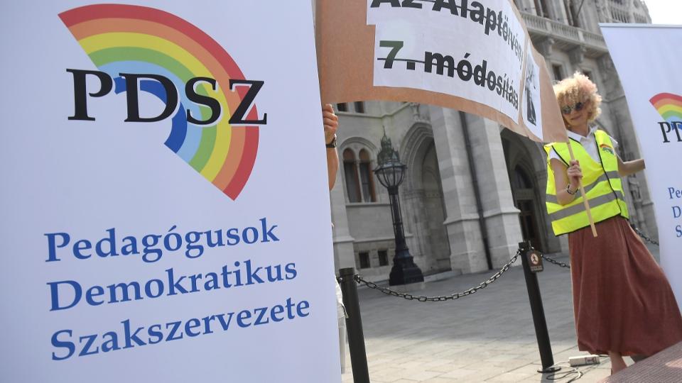 Pedaggus szakszervezetek: mrcius 16-tl ne kldjk iskolba a gyerekeket!