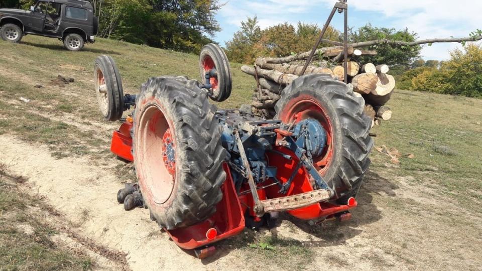 Beszorult az ittas traktoros a felborul traktor al, majd sszeverekedett a segtsgre siet msik traktorossal Vas vrmegyben