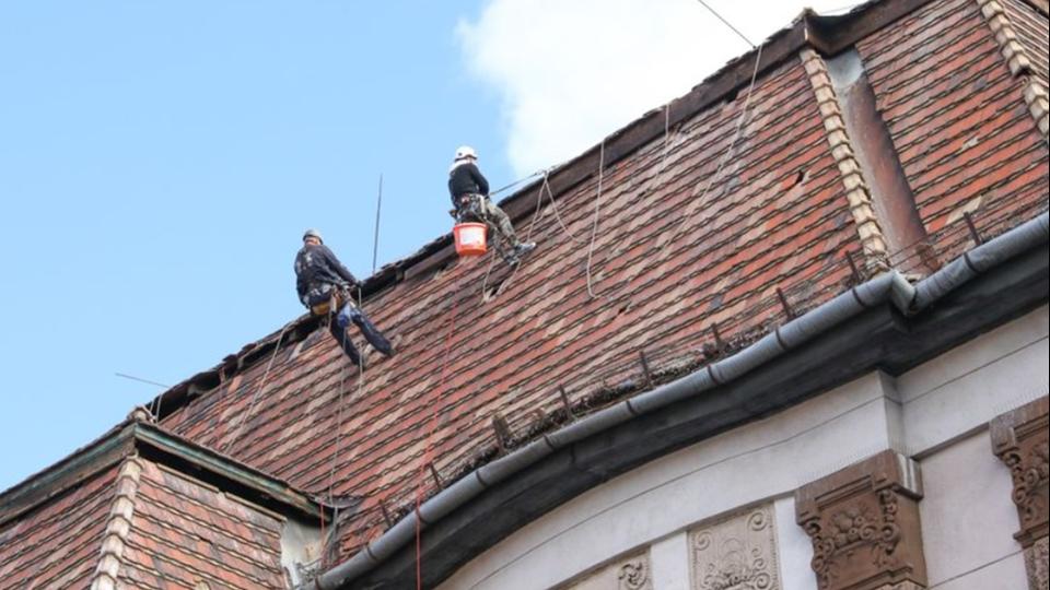 Vrhatan kt hnapig dolgoznak a Savaria szll tetzetn, homlokzatn