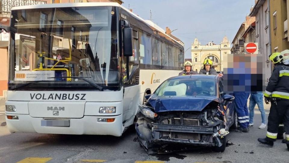 Busz s szemlyaut tkztt Szombathelyen, a tzoltk is a helysznen vannak 