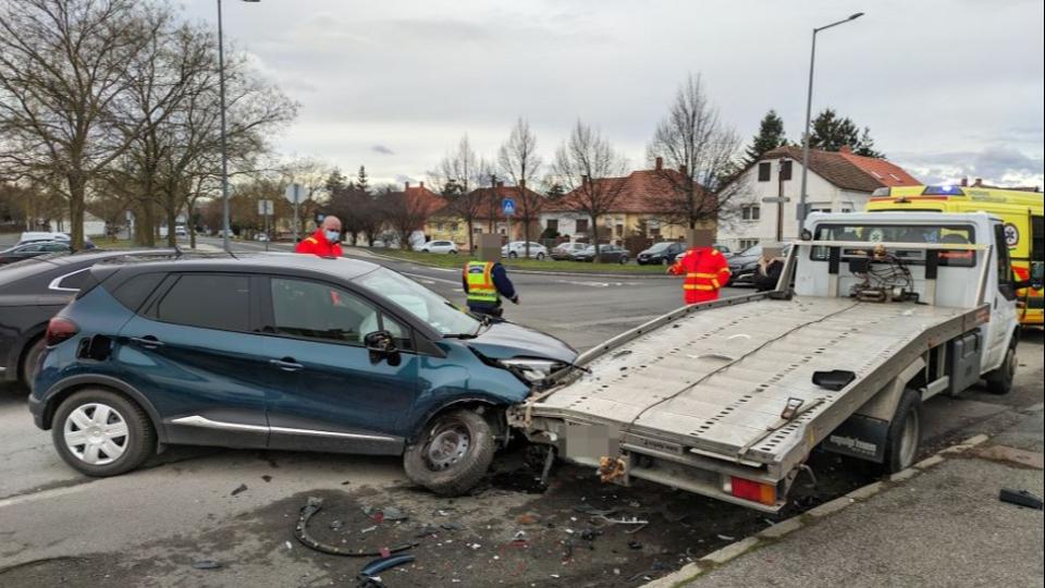 Rosszul lett a sofr, parkol autnak csapdott a jrmvvel Szombathelyen