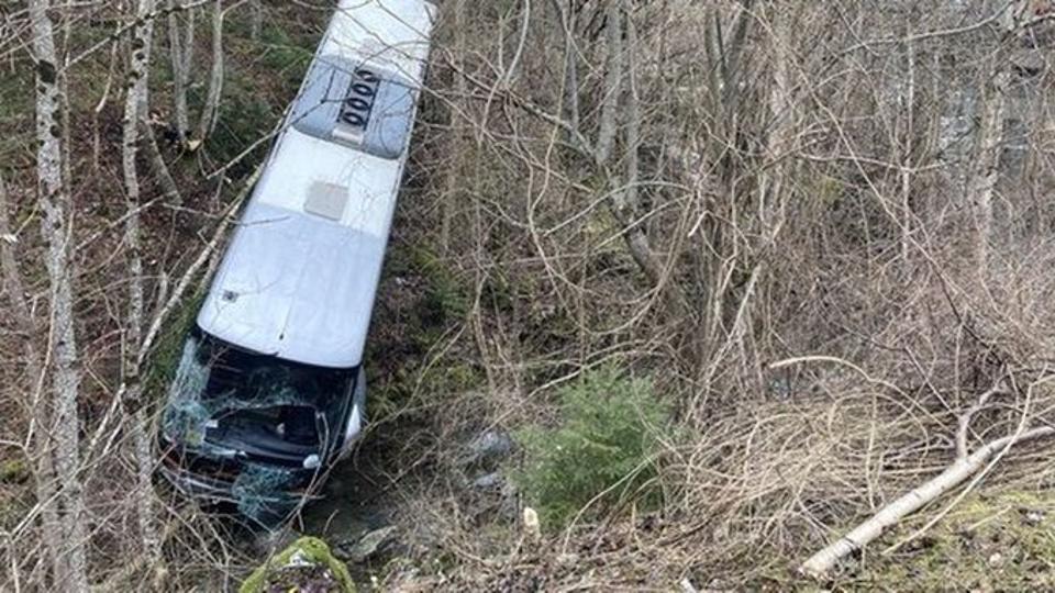 Negyven iskolst szllt busz zuhant egy patakba a francia Alpokban