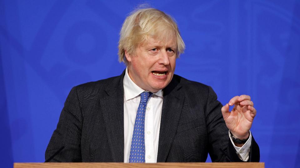 Boris Johnson bocsnatot krt, de nem hajland lemondani