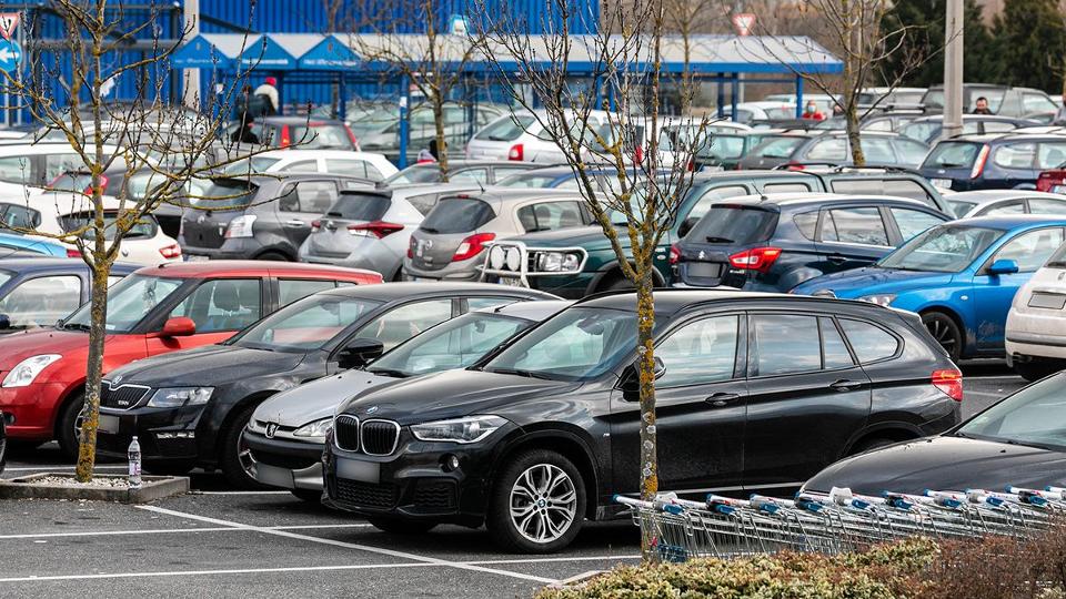 Vilggazdasg-krkp: Magyarorszgon szinte egyik kereskedelmi lncnl sem lehet megszni a fizets parkolst