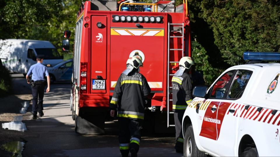 Nem variltak sokat: a szemttel egytt a htt is felgyjtottk a kertben