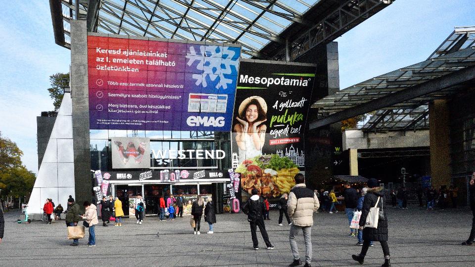 Meztelenl rjngtt egy zavarodott n az egyik budapesti plzban