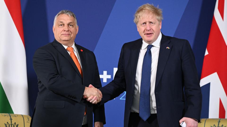 Boris Johnson kormnya hasonl adt vezetett be, mint az Orbn-kormny