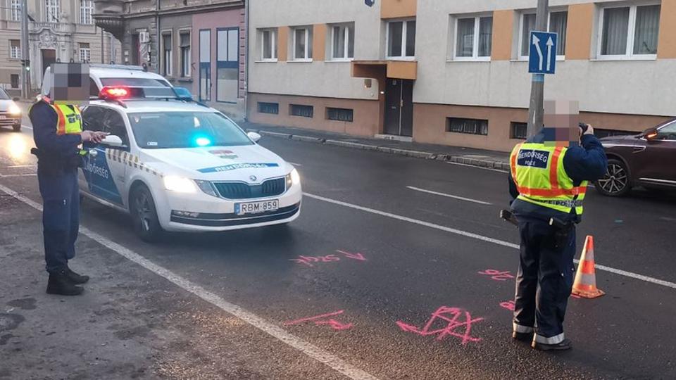 Biciklist tttek el Szombathelyen - Parkol autk kzl tekert az tra