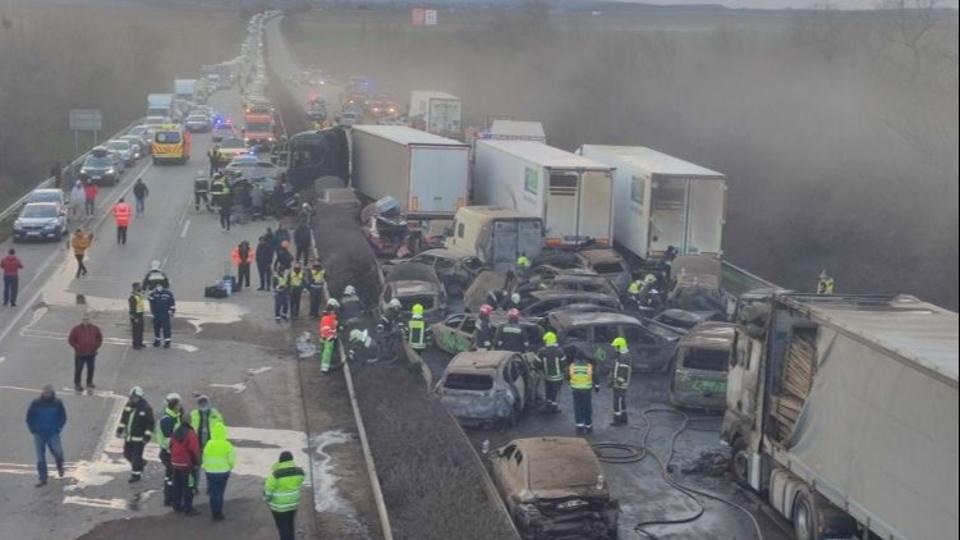 Brutlis tmegbaleset Herceghalomnl, teljesen lezrtk az M1-es autplyt – helyszni videkkal