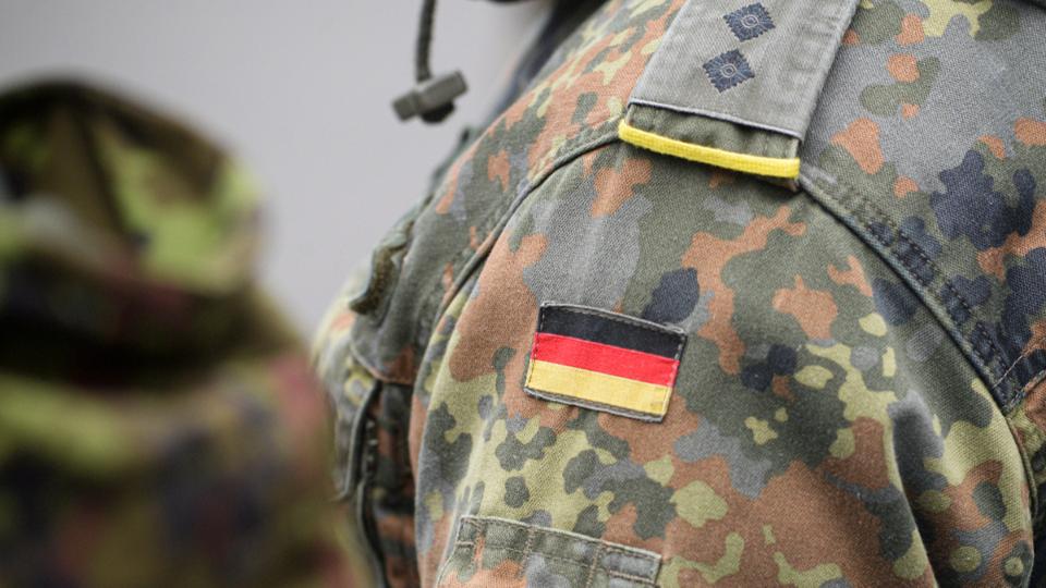 Tbb mint hrom tonna WC-paprtl szabadulna a Bundeswehr