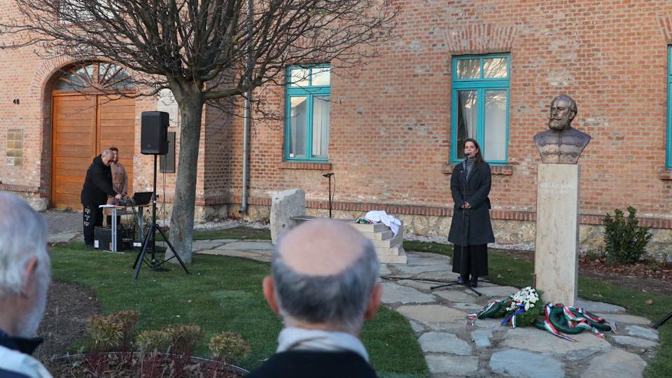 Szobrot kapott Holln Ern - A szombathelyi huszrlaktanya eltt emlkpark is plt