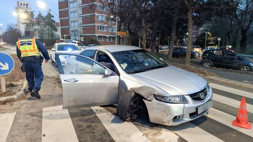 Baleset Szombathelyen -tlkte a terelszigeten a vtlen autt a msik