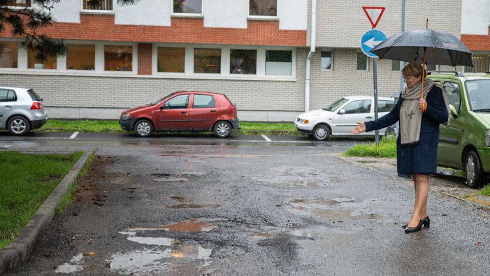 vek ta folyamatosan segt megoldani a lakk problmit a kpvisel asszony