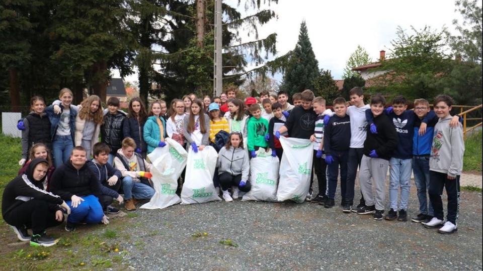 A Gothard-iskola hatszz dikja gyjttte a szemetet Szombathelyen