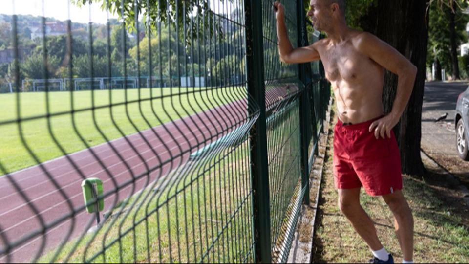 Lehessen a frfiaknak flmeztelenl, a nknek topban edzeni a sportplyn?