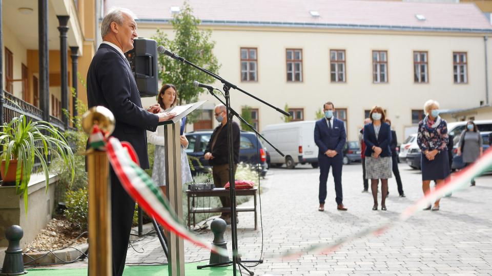 Liftet, korszer irodkat, szebb udvart kapott a hivatal