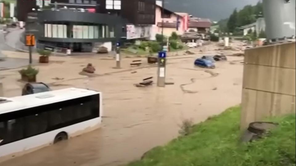 Viden, ahogy Bcs gyakorlatilag vz al kerl az extrm esmennyisgtl